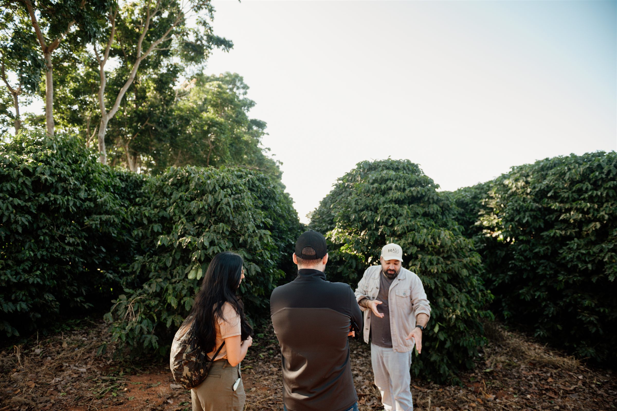 Visitantes conhecendo a Fazenda Cariama e os cafezais